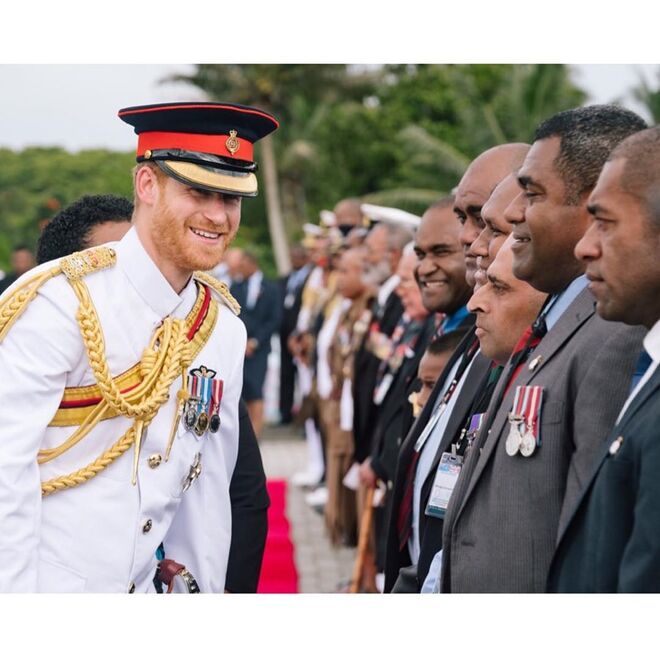 O duque de Sussex com os veteranos das Forças Militares da República das Fiji e das Forças Armadas de HM, no Memorial Nacional de Guerra em Fiji;