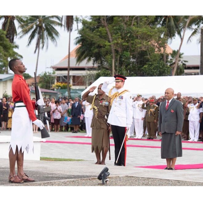 O duque de Sussex com os veteranos das Forças Militares da República das Fiji e das Forças Armadas de HM, no Memorial Nacional de Guerra em Fiji;