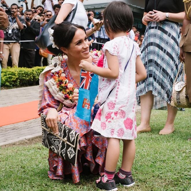 Meghan Markle no anúncio de dois novos subsidios para a Universidade Nacional das Fiji e para a Universidade do Pacifico Sul;