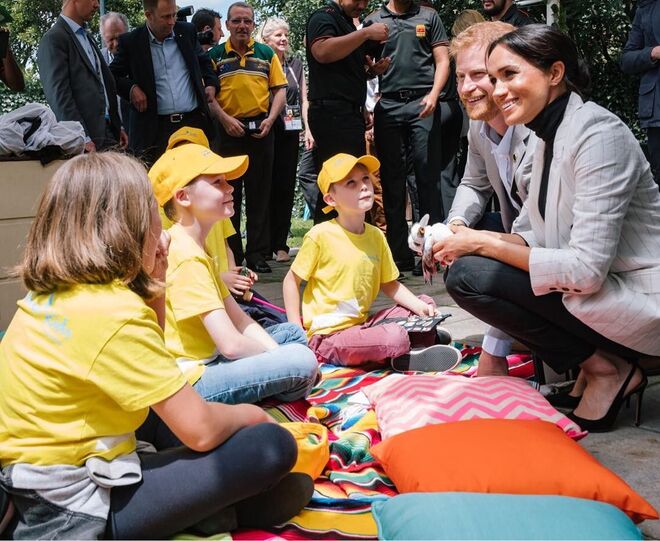 Meghan Markle e Harry, conhecem algumas das pessoas do programa Australian Kookaburra Kids, que apoia crianças que vivem em famílias afetadas por doenças mentais;