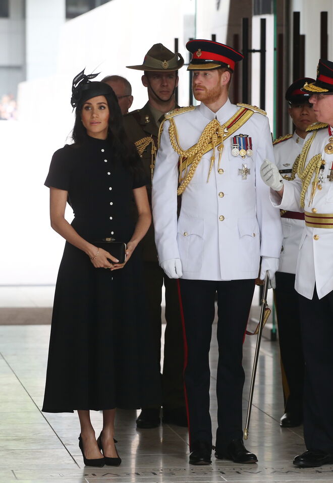 Vestido Emilia Wickstead que juntou com uma clutch da Kayu;