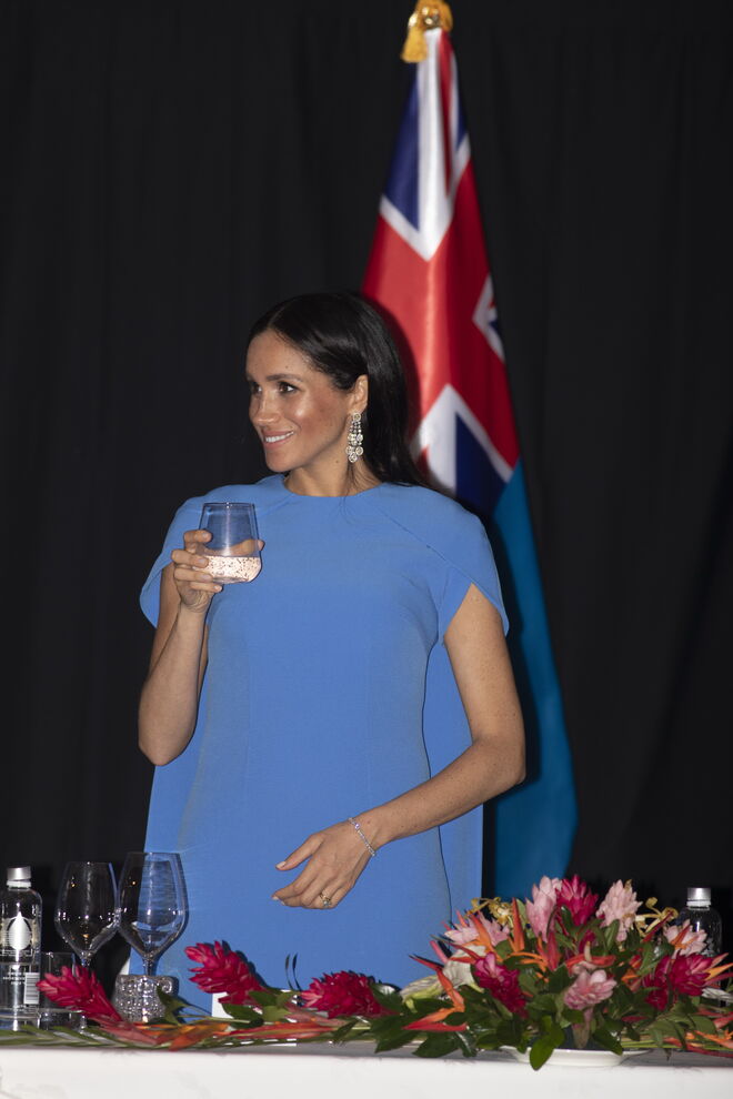 Meghan Markle num vestido da marca britânica Safiyaa;