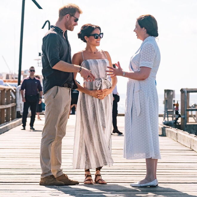 Vestido da Reformation, óculos de sol da Karen Walker e sandálias Sarah Flint; 