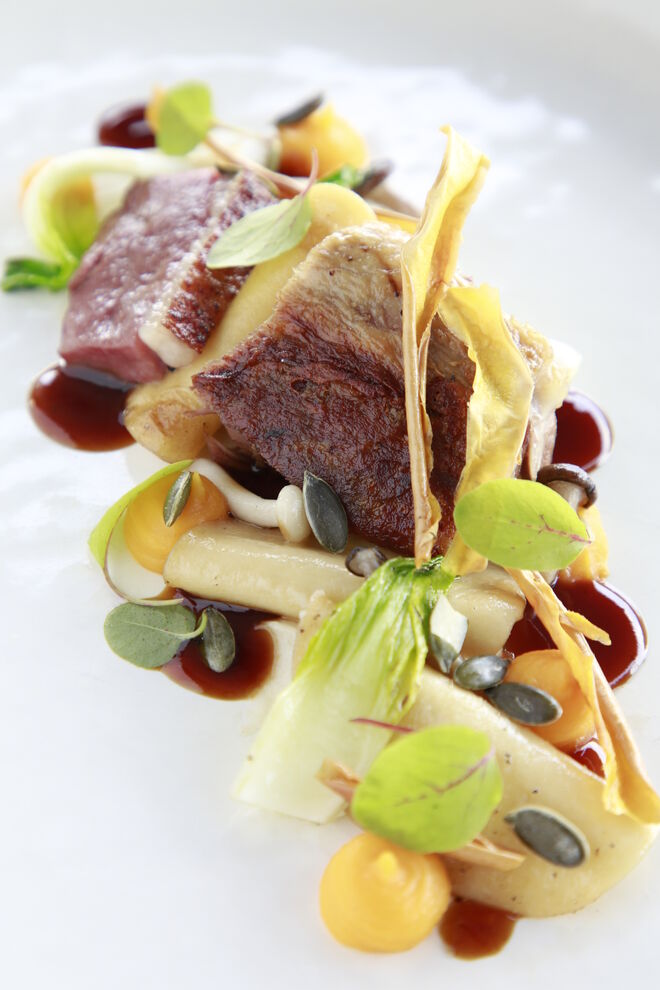 Perna de pato confitada, maigret de pato confitado com foie grais, demi glace do molho do pato, puré de tubinambo e rebentos de chicória