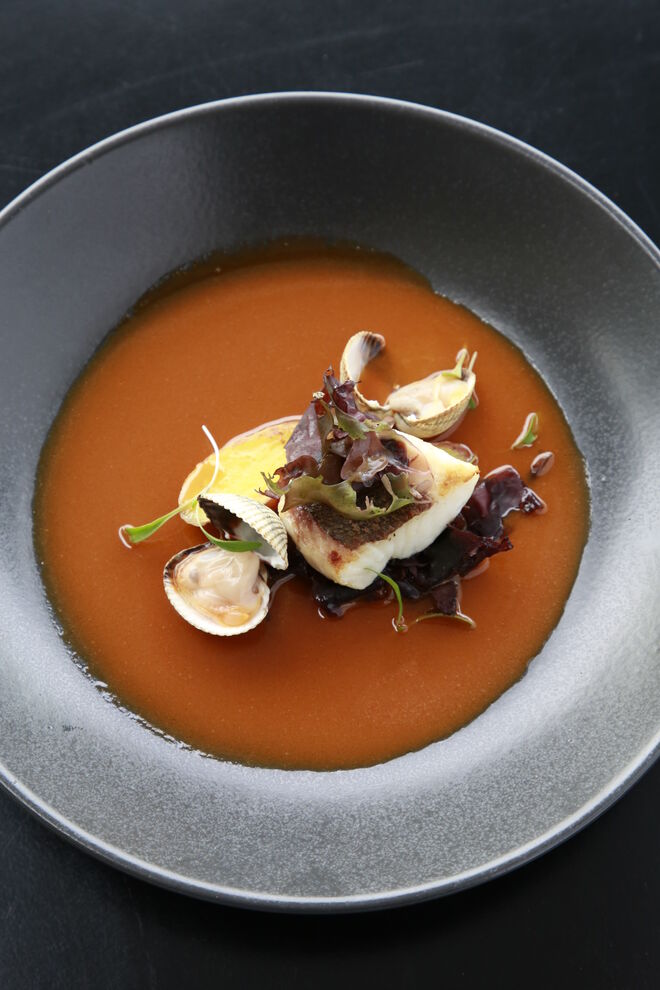 Peixe-galo com batata-doce, algas e berbigão no molho à fragateira 