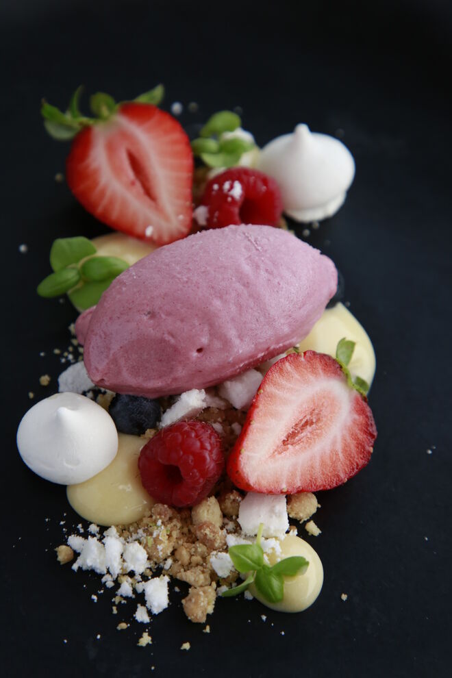 Tarte de limão com frutos vermelhos, merengue e sorbet de framboesa