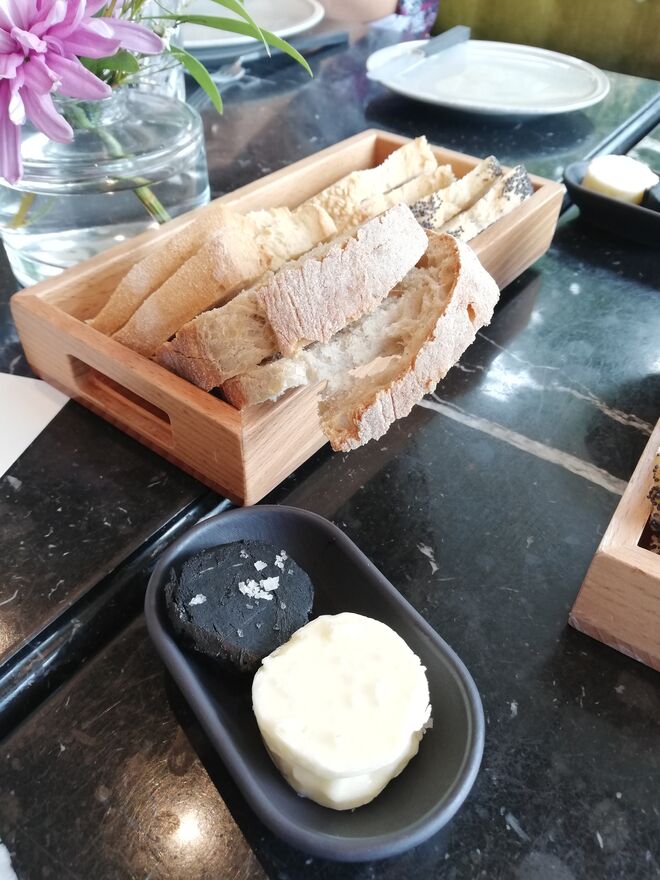 Couvert com duas manteigas, uma normal e outra de choco