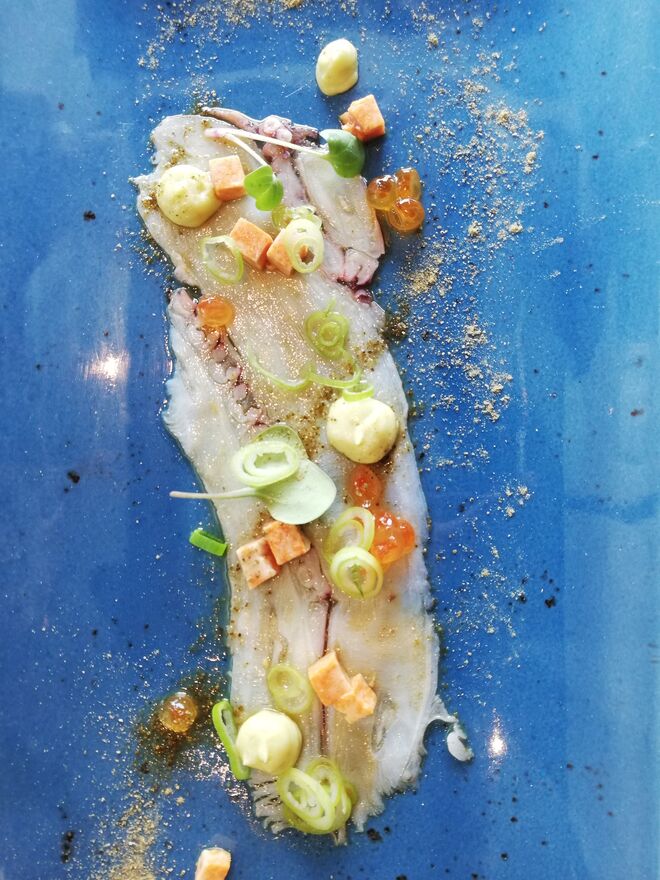 Carpaccio de polvo com pó de algas, pingos de creme de abacate e fígado de tamboril e ovas de salmão