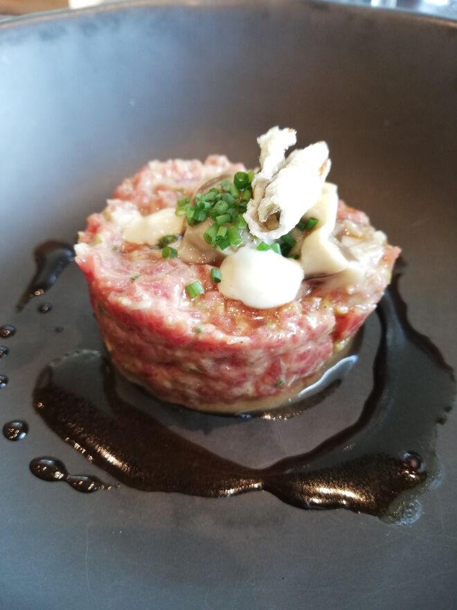 Tártaro de novilho com maionese de wasabi, ostra fresca de Aveiro e crocante de bacalhau