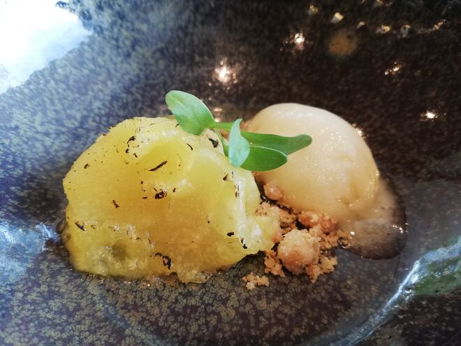 Abacaxi macerado com crumble de lima e sorbet de ananás