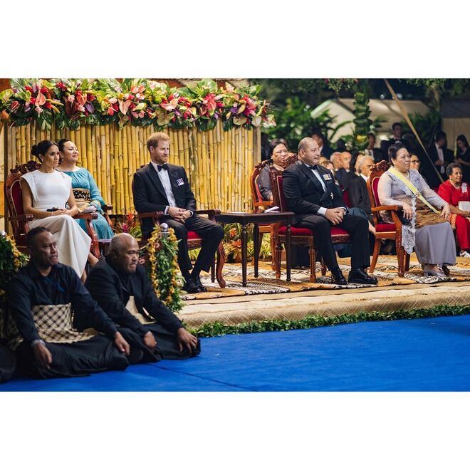 Despois da chegada a Tonga, os Duques, juntaram-se ao rei Tupou VI, à rainha Nanasipauu e à  princesa Angelika Latufuipeka para uma sessão de entretenimento tradicional;