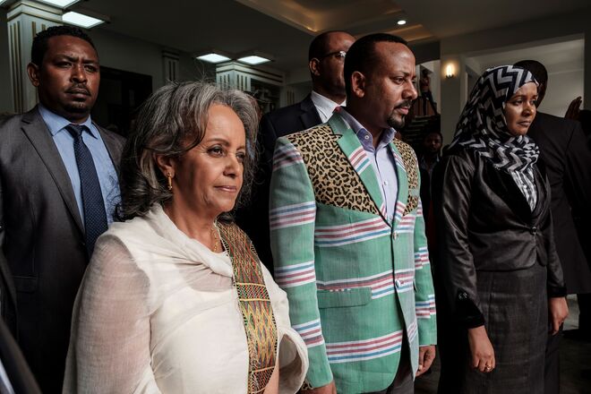 Sahle-Work Zewde ao lado do primeiro-ministro Abiy Ahmed Ali, que representa o país