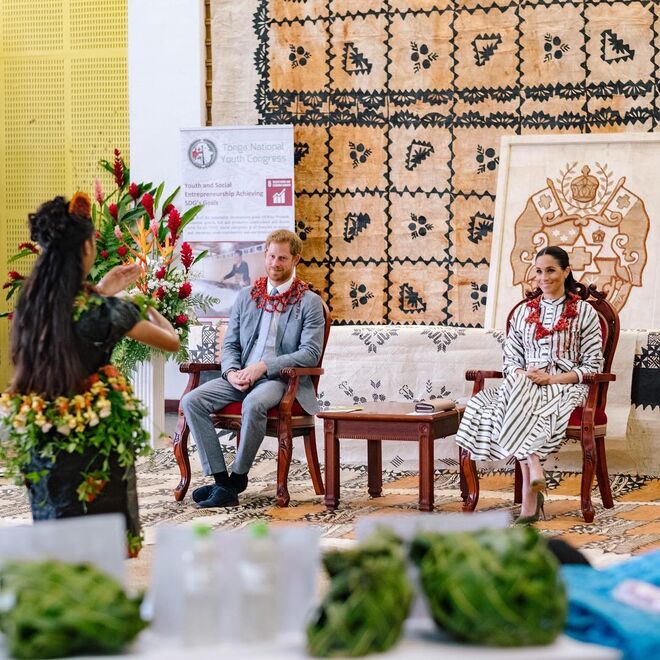 Os Duques a assistirem a um espectáculo de dança num evento nacional no centro Fa’omelua Convention;