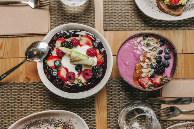 Apoiar uma causa ao comer o brunch do Local Your Healthy Kitchen
