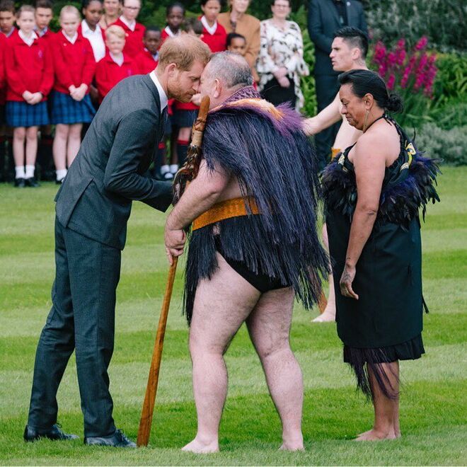 Uma saudação em hongi para o Duque e a Duquesa de Sussex;