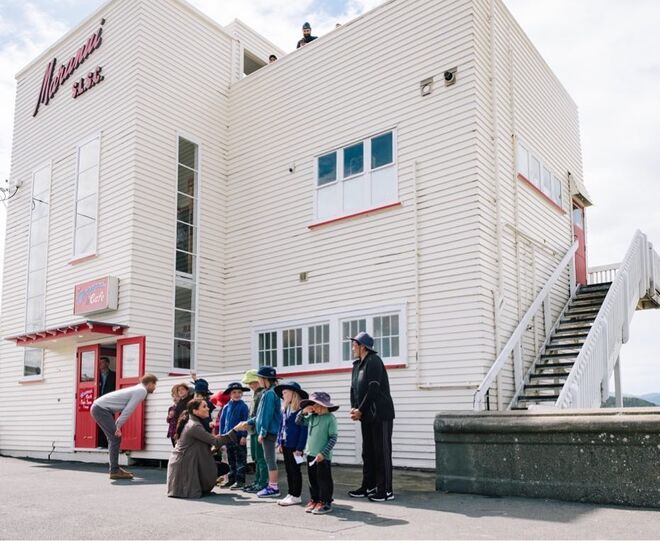 Depois da receção, os Duques visitaram o Maranui Café;
