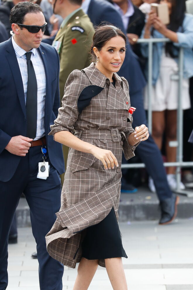 Um vestido preto da ASOS, com um casaco comprido da Karen Walker. 