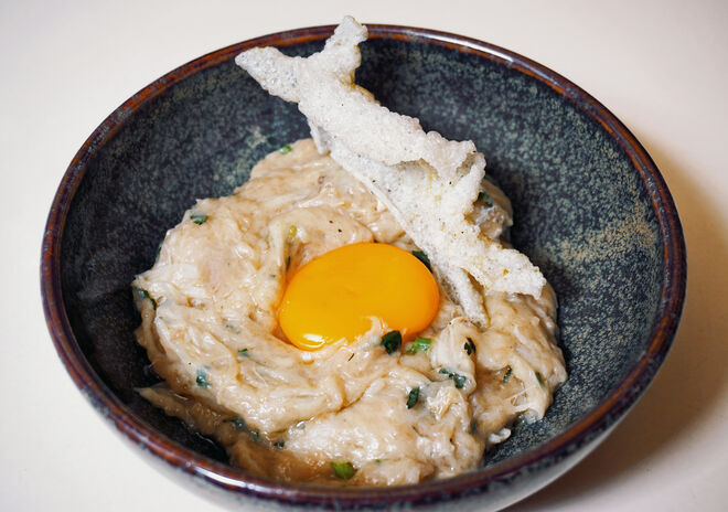 Açorda de barriga de bacalhau com gema de ovo e crocante de arroz com pó de algas