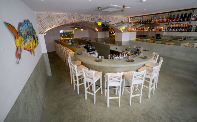 O restaurante Peixola fica na R. do Alecrim 35, em Lisboa