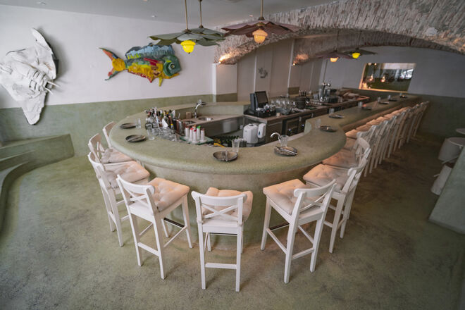 São 30 lugares ao balcão e 8 lugares à mesa