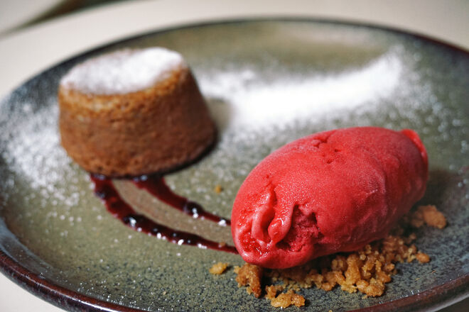 Petit gateau de caramelo com gelado de frutos vermelhos e crumble de gengibre