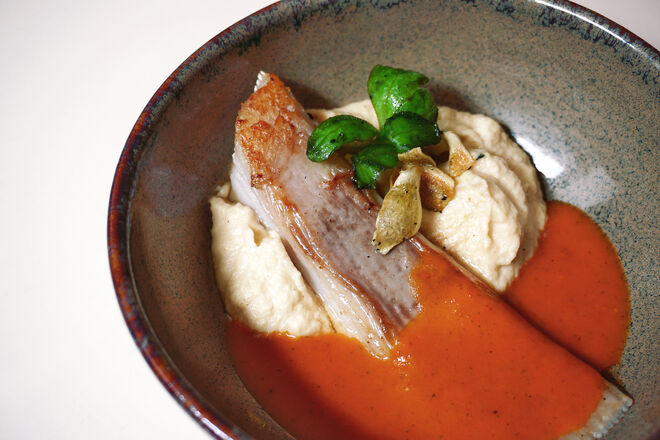 Raia corada com molho de caldeirada e purê de bolbo de aipo com sementes de pepino e especiarias