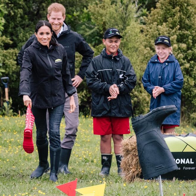 O Duque e a Duquesa de Sussex passaram o dia no Clube North Shore Riding, dedicado à equitação, conservação e ao meio ambiente;