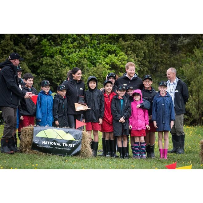 O Duque e a Duquesa de Sussex passaram o dia no Clube North Shore Riding, dedicado à equitação, conservação e ao meio ambiente;