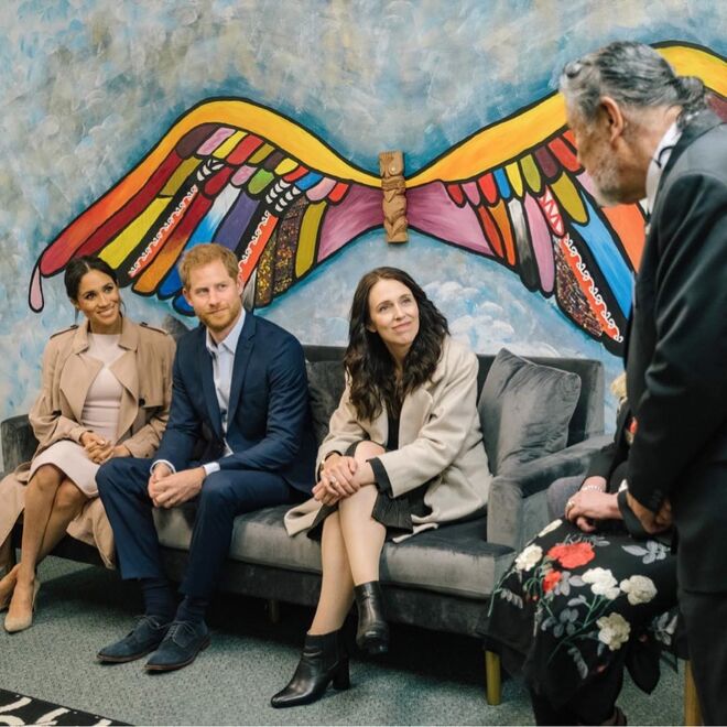 Mais de 23.000 crianças na Nova Zelândia tem o pi ou a mãe na prisão, por isso, o Duque e a Duquesa de Sussex juntaram-se ao Primeiro Ministro na apresentação dos Pillars Awards  aos jovens envolvidos nos seus programas, para ajudá-los a alcançar seus objetivos.