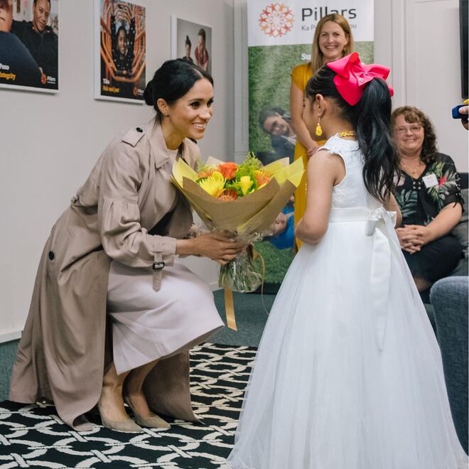 Mais de 23.000 crianças na Nova Zelândia tem o pi ou a mãe na prisão, por isso, o Duque e a Duquesa de Sussex juntaram-se ao Primeiro Ministro na apresentação dos Pillars Awards  aos jovens envolvidos nos seus programas, para ajudá-los a alcançar seus objetivos.