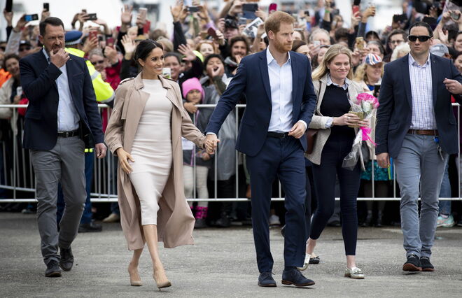 Meghan Markle usou um vestido Brandon Maxwell com uns saltos Stuart Weitzman e um trench coat da Burberry numa das suas visitas solidárias a Auckland, Nova Zelândia em outubro de 2018