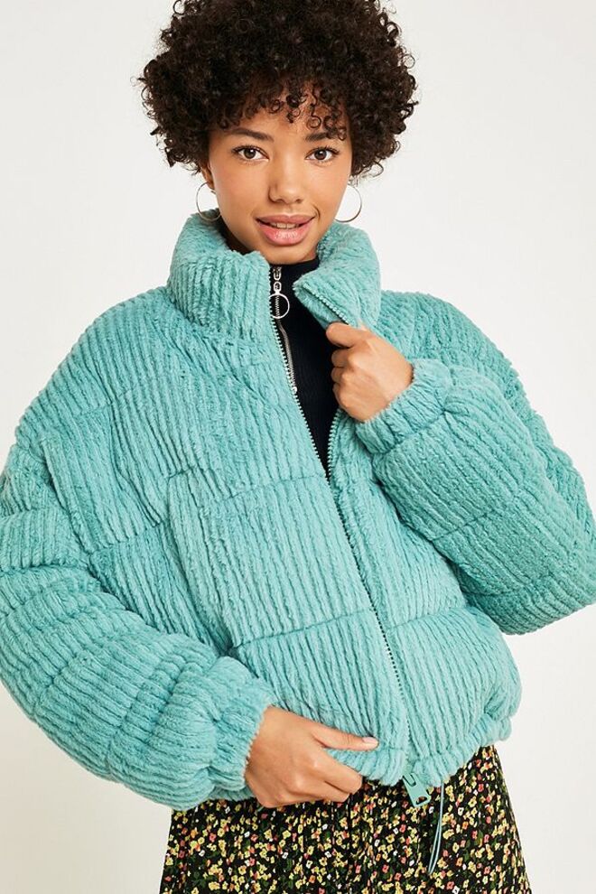 Fluffy Corduroy Puffer Jacket, €115, Urban Outfitters, em www.urbanoutfitters.com