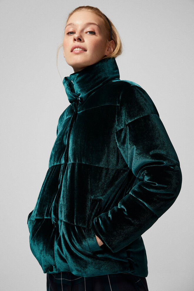 Anorak Curto Efeito Aveludado, €59,99, Springfield