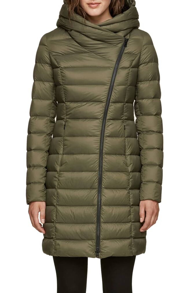 Hooded Down Puffer Jacket, €367,40, Soia & Kyo, em www. shop.nordstrom.com