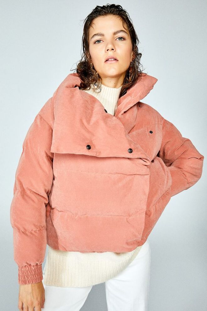 Casaco acolchoado curto, €49,99, Sfera, no El Corte Inglés