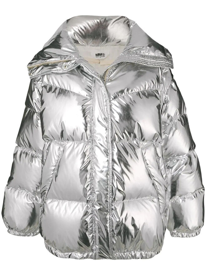 Oversized Reflective Puffer Jacket, €1.350, MM6 Maison Margiela, em www.farfetch.com