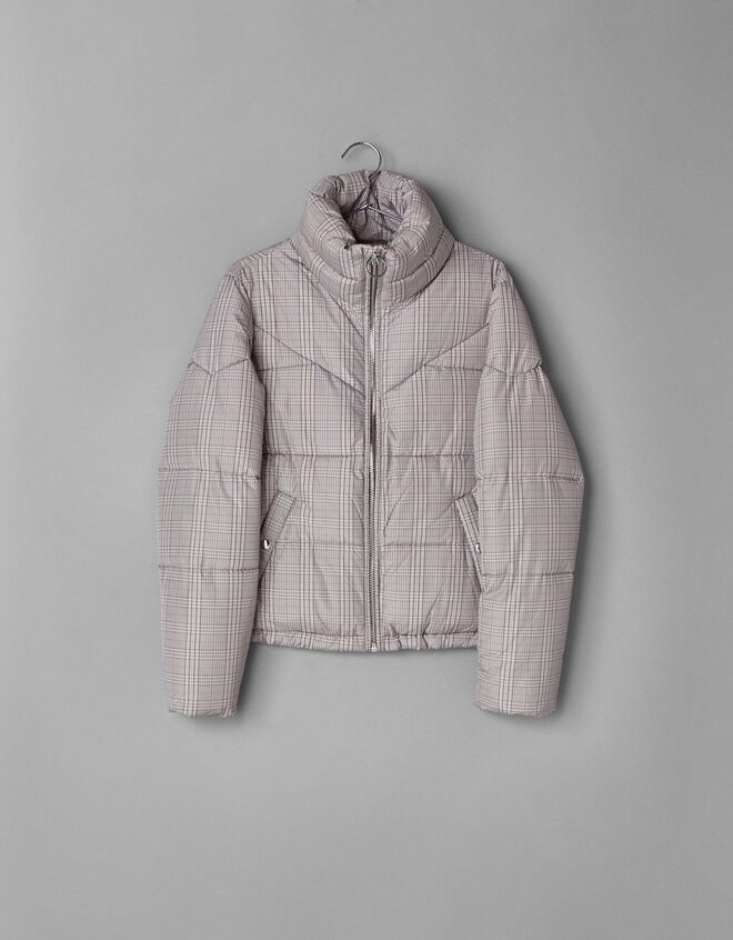 Blusão puffy, €29,99, Bershka