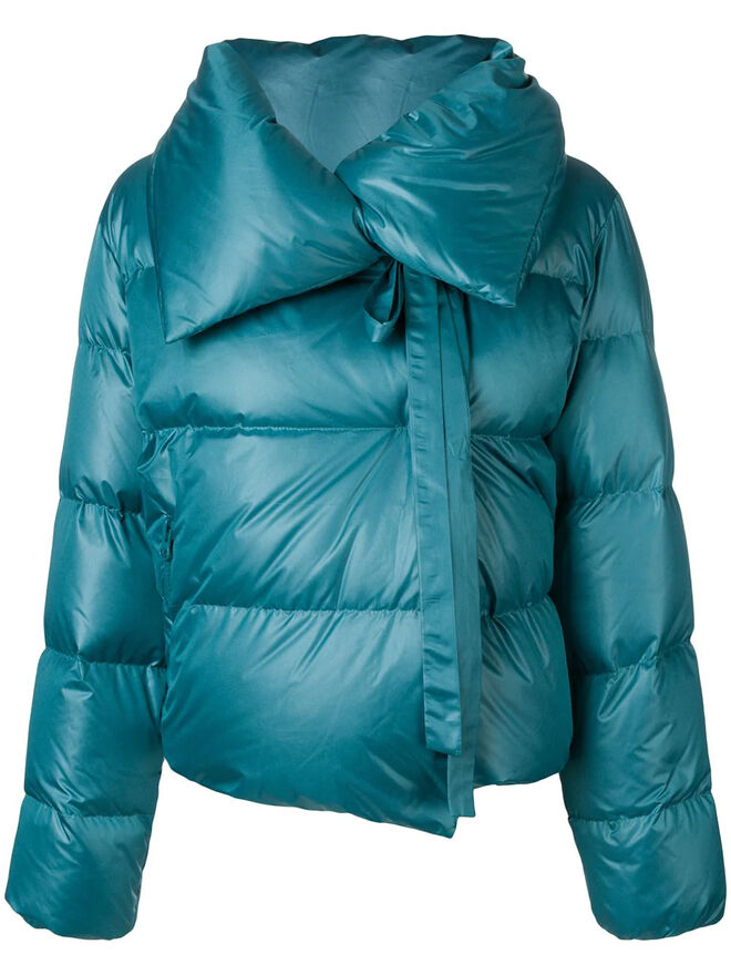 Collared Puffer Jacket, €484, Bacon, em www.farfetch.com