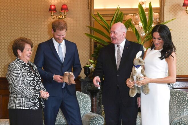 O canguru de peluche, nas mãos de Meghan, e as botas Ugg com o Príncipe Harry;