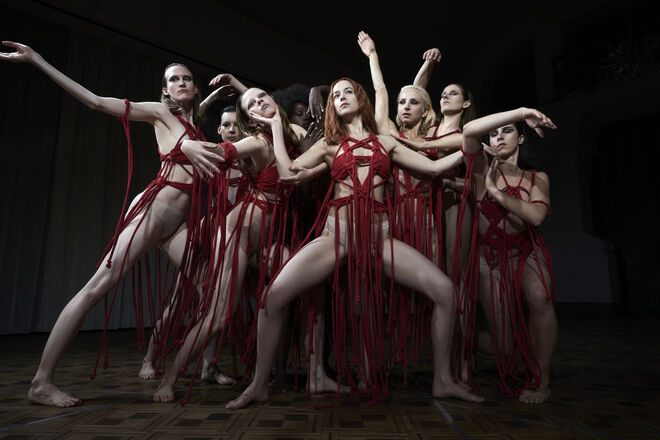 Luca Guadagnino suspende-nos a respiração com o Suspiria, filme onde Tilda Swinton, Chloë Grace Moretz, Dakota Johnson e Mia Goth dão vida às protagonistas de um enredo misterioso que envolve uma companhia de dança (estreia a 22).