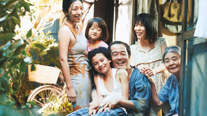 Do premiado realizador Hirokazu Koreeda, o filme Shoplifters (Manbiki Kazoku no original) conta como uma família de criminosos acolhe uma menina abandonada na rua e a adopta (estreia a 22). 
