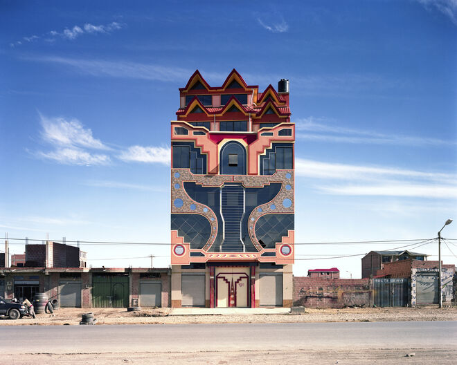Cholet in red brick residential area, El Alto, Freddy Mamani. Exposição Southern Geometries, from Mexico to Patagonia.