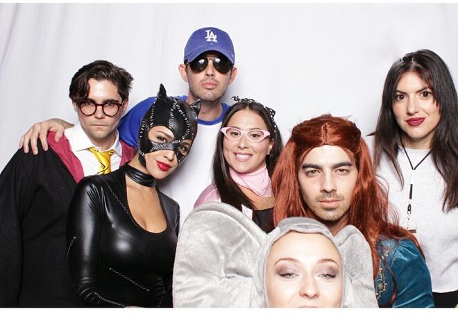 Sophie Turner e Joe Jonas com amigos