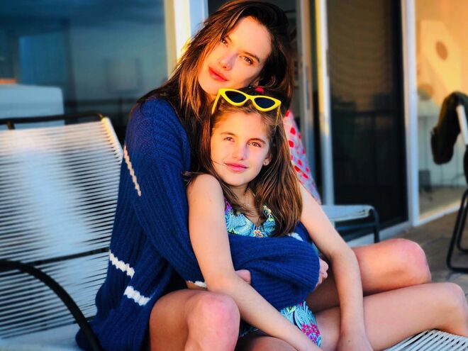 Anja | Pais: Alessandra Ambrosio e Jamie Mazur