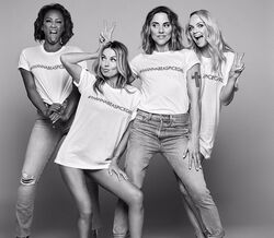 As Spice Girls voltaram e lançaram uma linha de roupa solidária 