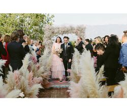 Mandy Moore casou-se de cor de rosa e ninguém deu conta