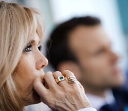 Como Brigitte Macron se tornou mais popular do que o marido