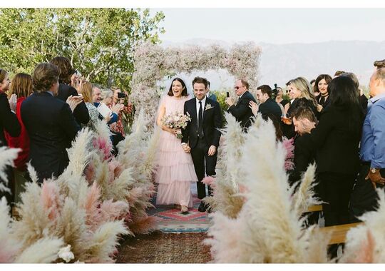 Mandy Moore casou-se de cor de rosa e ninguém deu conta