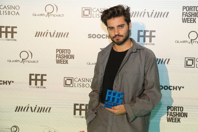 O designer Gonçalo Peixoto, em representação de Tiago Ribeiro vencedor de Melhor Fotografia de Filmes de Marca