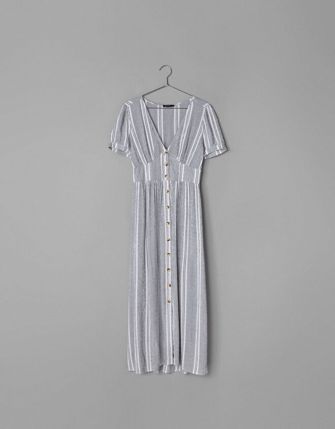 Vestido comprido com botões, €29,99, Bershka